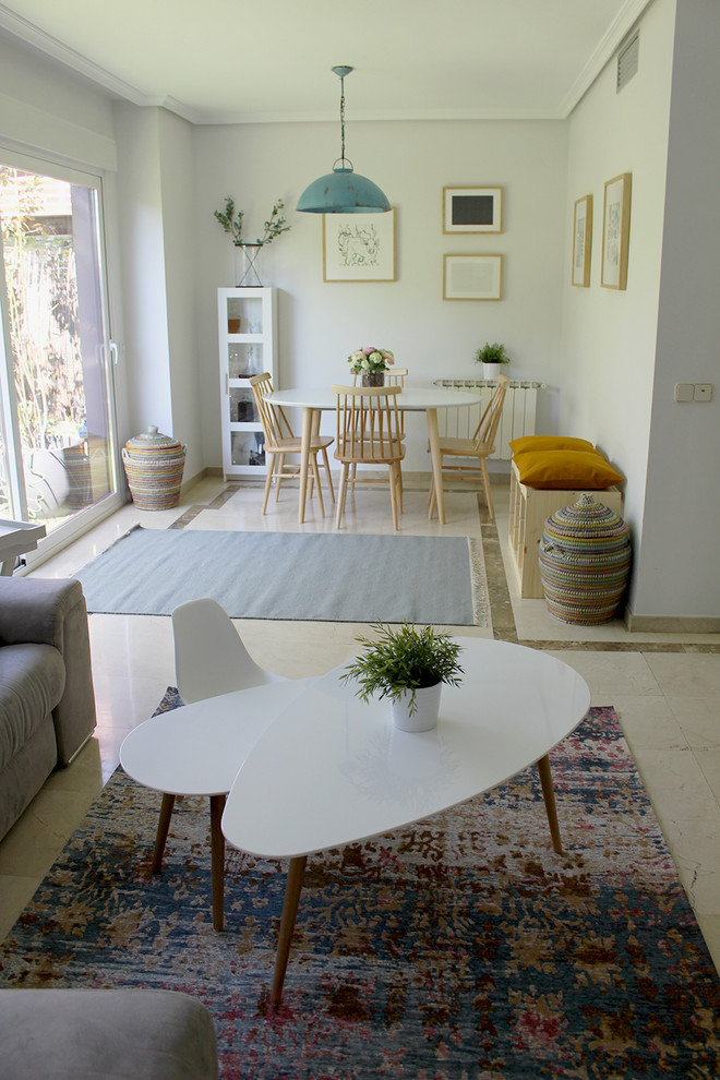 Aménagement d'un petit salon scandinave fermé avec un mur gris, un sol en marbre, un téléviseur encastré et un sol beige.