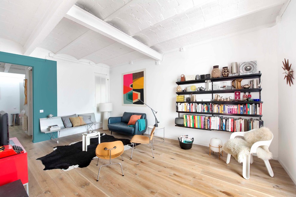 Foto di un soggiorno contemporaneo di medie dimensioni e chiuso con libreria, pareti bianche, pavimento in legno massello medio e nessun camino