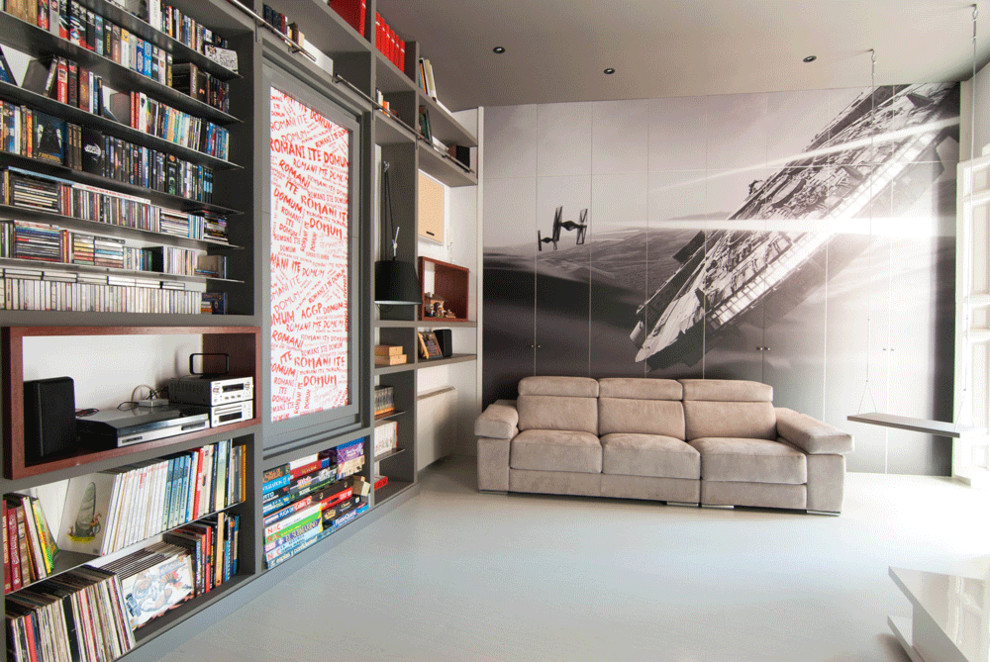 Modelo de biblioteca en casa abierta contemporánea de tamaño medio sin chimenea con paredes blancas, pared multimedia, suelo de madera clara y suelo blanco