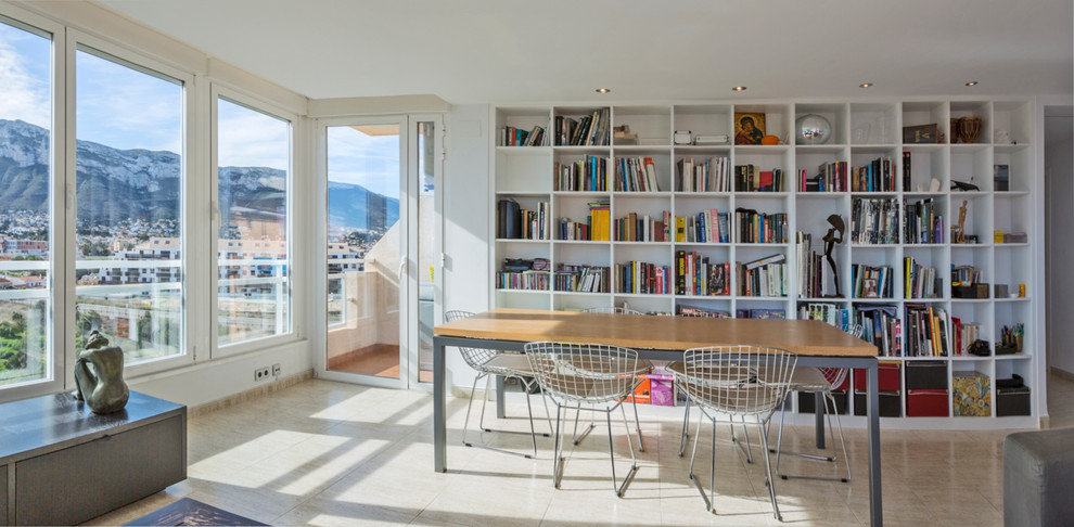 На фото: гостиная комната среднего размера в стиле модернизм с с книжными шкафами и полками, белыми стенами, мраморным полом и отдельно стоящим телевизором