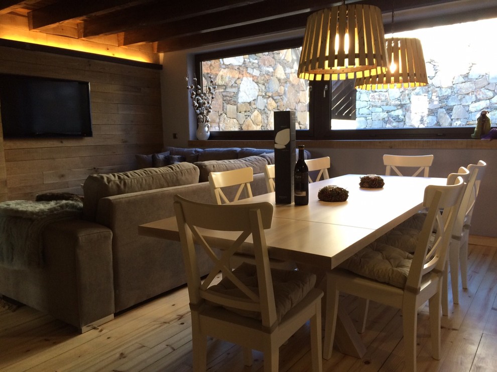Diseño de salón con barra de bar abierto nórdico grande con paredes marrones, suelo de madera clara y televisor colgado en la pared