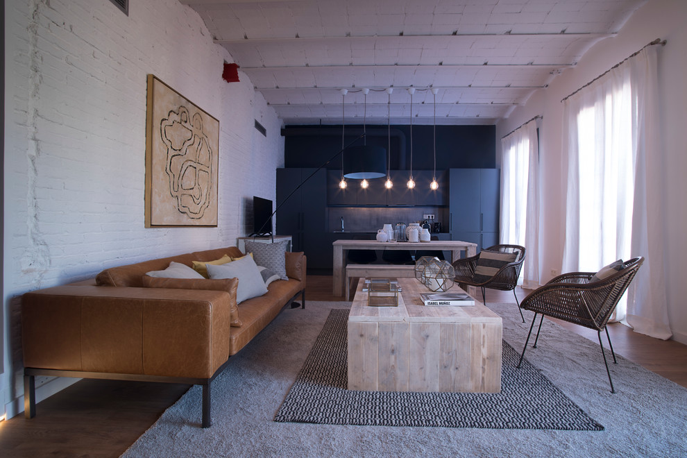 Diseño de salón para visitas abierto contemporáneo grande sin chimenea con paredes blancas, suelo de madera en tonos medios y pared multimedia