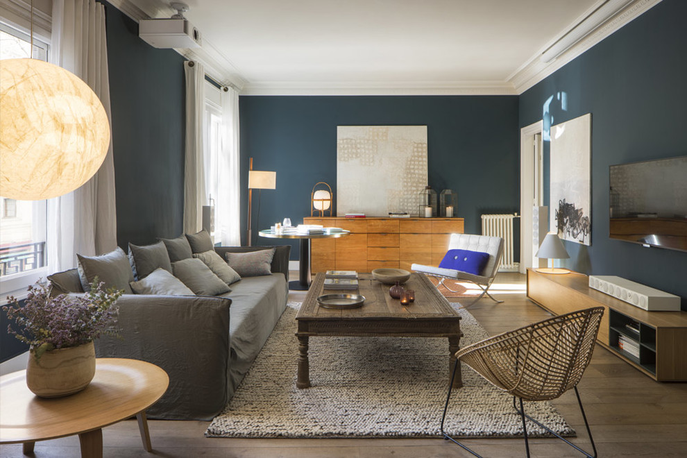 Esempio di un grande soggiorno contemporaneo chiuso con pareti blu, pavimento in legno massello medio, nessun camino, TV a parete e pavimento marrone