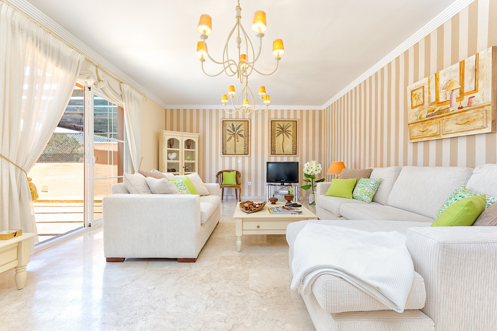 Foto di un grande soggiorno classico chiuso con sala formale, pavimento in travertino, nessun camino, TV autoportante e pareti beige