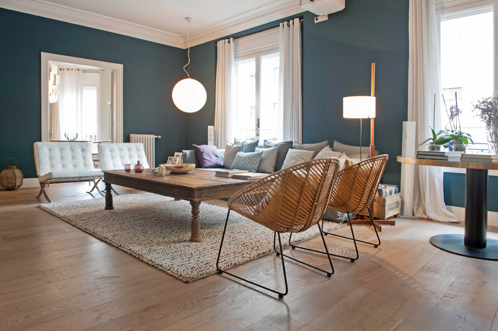 На фото: гостиная комната в стиле неоклассика (современная классика) с синими стенами