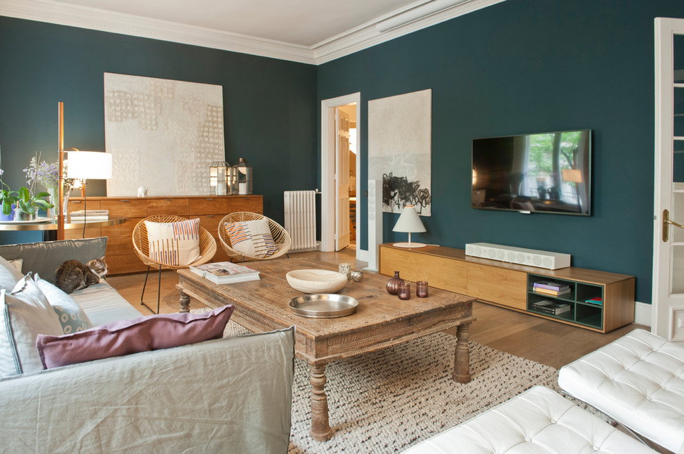 На фото: гостиная комната в стиле неоклассика (современная классика) с синими стенами