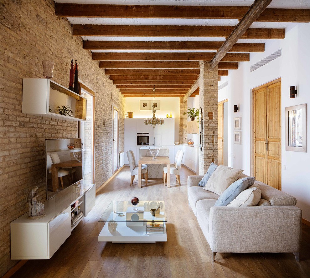 Foto de salón abierto clásico renovado grande sin chimenea con paredes blancas, suelo de madera en tonos medios, televisor colgado en la pared y suelo marrón