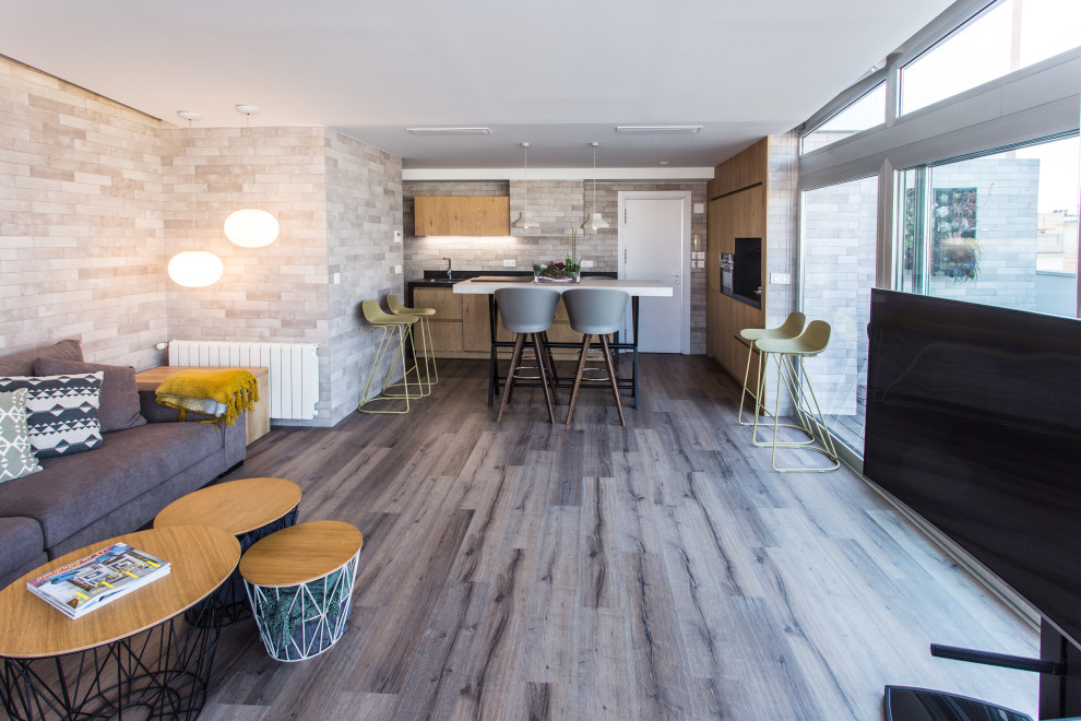 Modernes Wohnzimmer mit braunem Boden in Alicante-Costa Blanca
