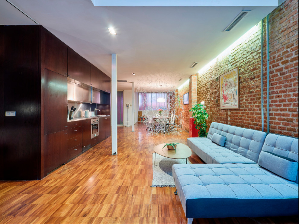 Großes Modernes Wohnzimmer im Loft-Stil mit braunem Holzboden in Madrid