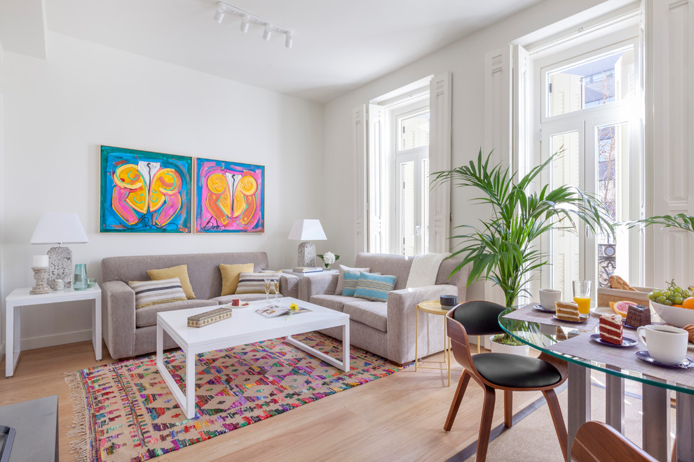 Offenes Klassisches Wohnzimmer mit weißer Wandfarbe, hellem Holzboden und beigem Boden in Madrid