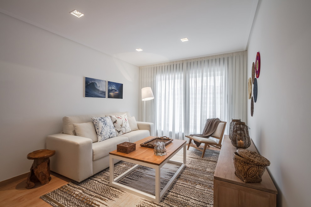 Kleines, Repräsentatives, Fernseherloses, Abgetrenntes Skandinavisches Wohnzimmer ohne Kamin mit weißer Wandfarbe und braunem Holzboden in Madrid