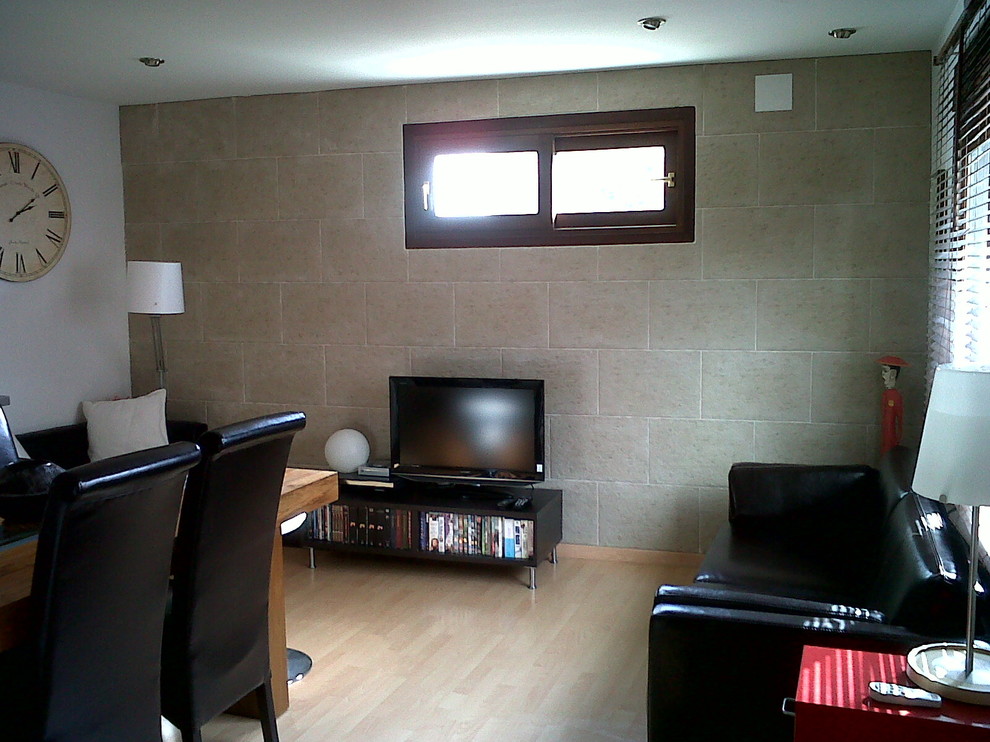 Diseño de salón para visitas abierto contemporáneo pequeño sin chimenea con paredes beige, suelo de madera clara y televisor independiente