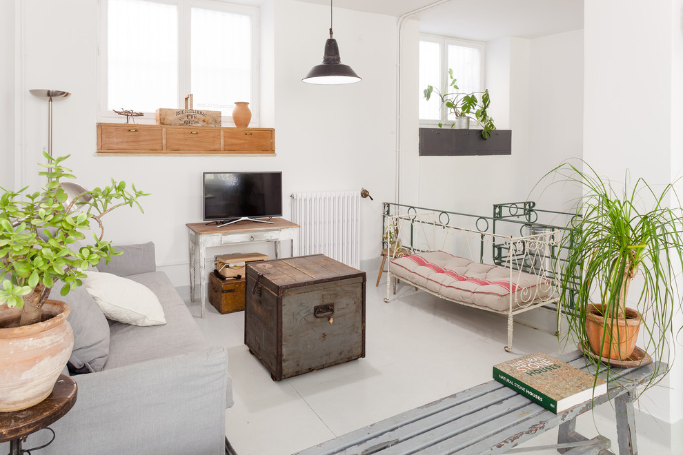 Foto di un soggiorno eclettico con pareti bianche, TV autoportante e pavimento bianco