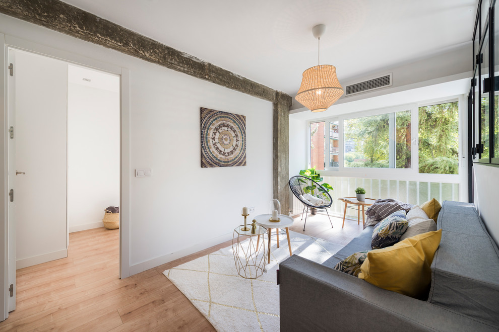 Idee per un piccolo soggiorno nordico aperto con pareti bianche, pavimento in legno massello medio e pavimento marrone