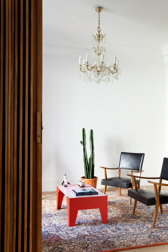 Mittelgroßes, Repräsentatives, Fernseherloses, Abgetrenntes Stilmix Wohnzimmer ohne Kamin mit weißer Wandfarbe und hellem Holzboden in Barcelona