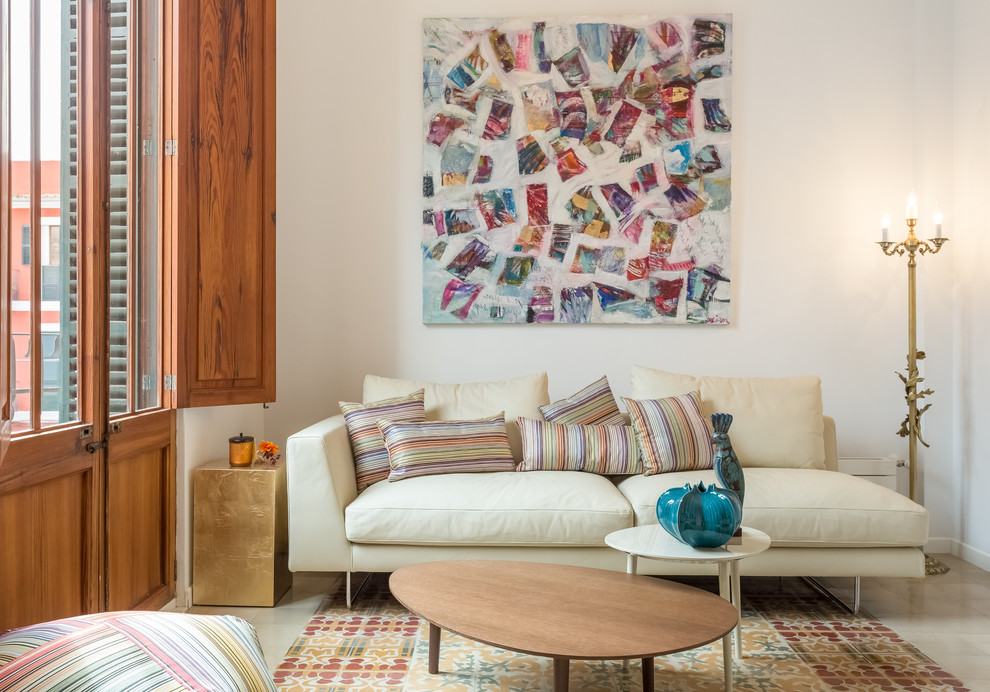 Kleines, Repräsentatives, Abgetrenntes Eklektisches Wohnzimmer mit weißer Wandfarbe in Palma de Mallorca