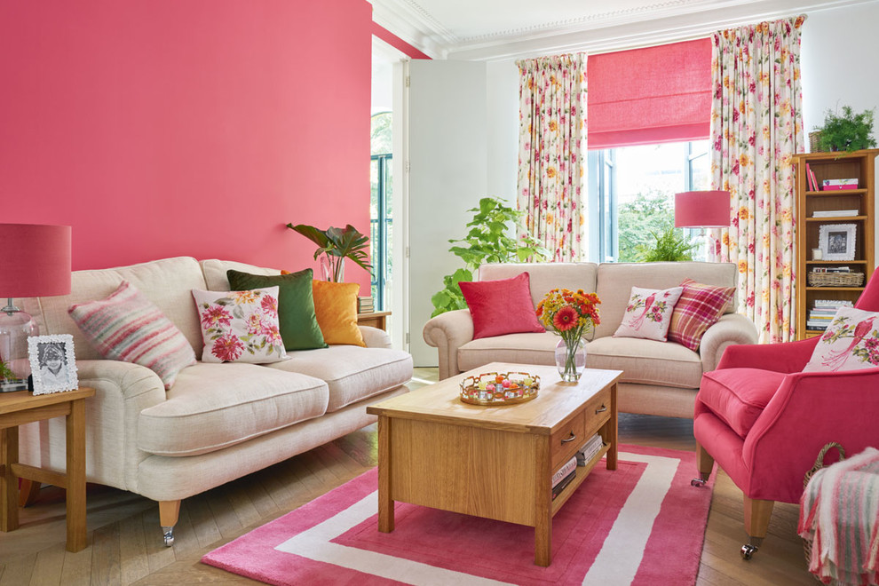 Exempel på ett mellanstort shabby chic-inspirerat separat vardagsrum, med ett finrum, rosa väggar, mellanmörkt trägolv och brunt golv