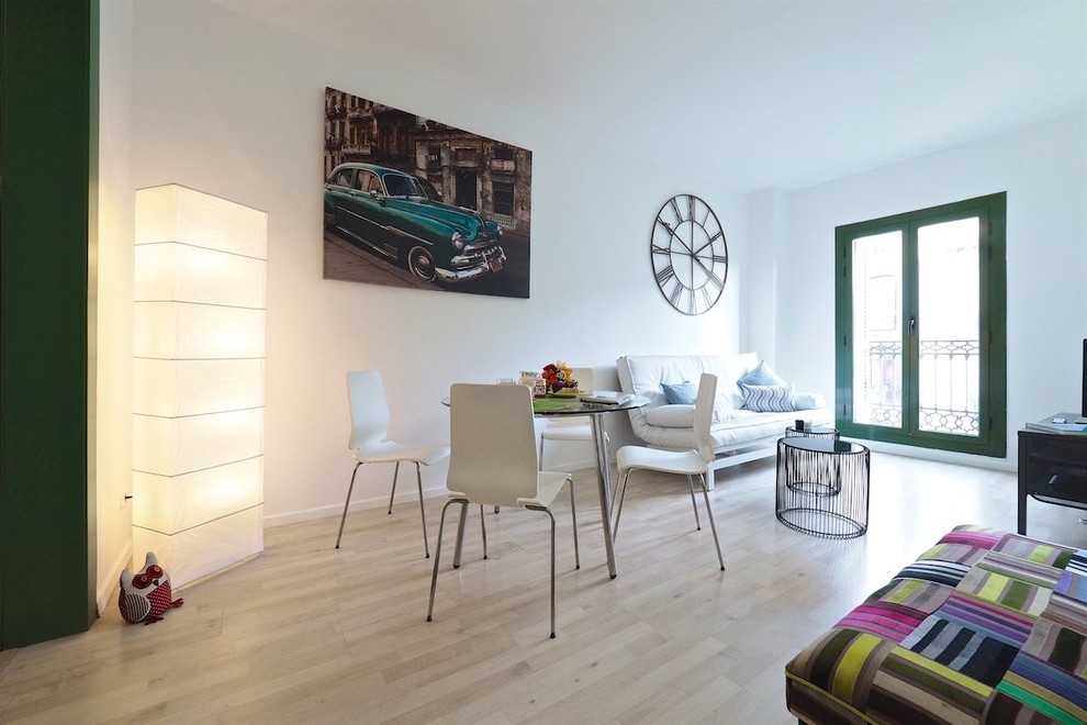 Mittelgroßes, Repräsentatives, Abgetrenntes Klassisches Wohnzimmer mit weißer Wandfarbe und freistehendem TV in Barcelona
