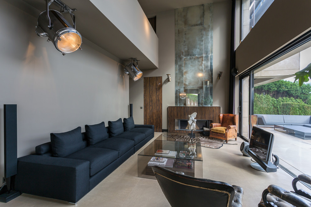 Идея дизайна: большая парадная, открытая гостиная комната в современном стиле с серыми стенами, стандартным камином, фасадом камина из дерева, отдельно стоящим телевизором и полом из керамической плитки
