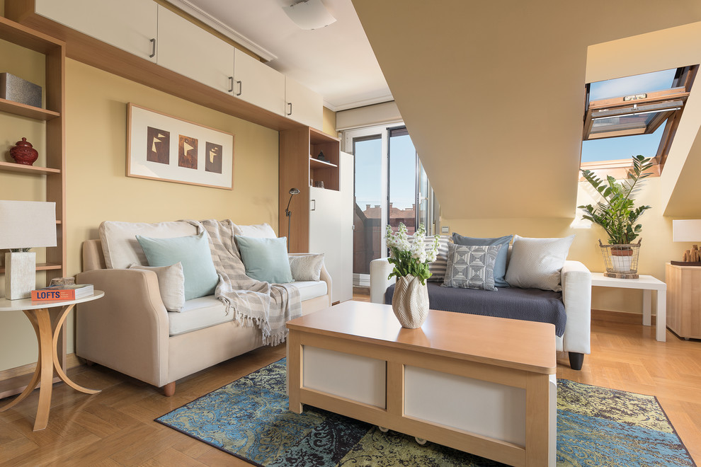 Modelo de salón actual con paredes beige, suelo de madera en tonos medios y suelo beige