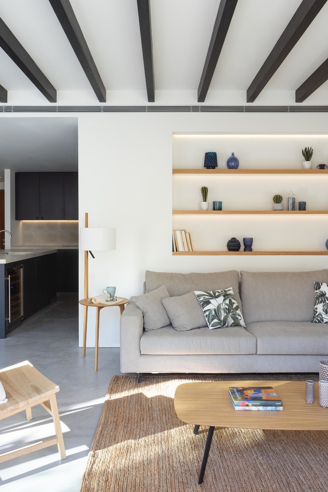 Modernes Wohnzimmer mit weißer Wandfarbe und grauem Boden in Sonstige