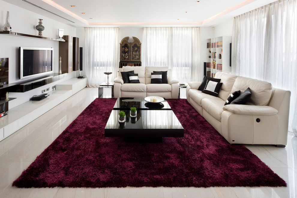 Immagine di un grande soggiorno classico aperto con sala formale, pareti bianche, nessun camino, pavimento in gres porcellanato e TV a parete