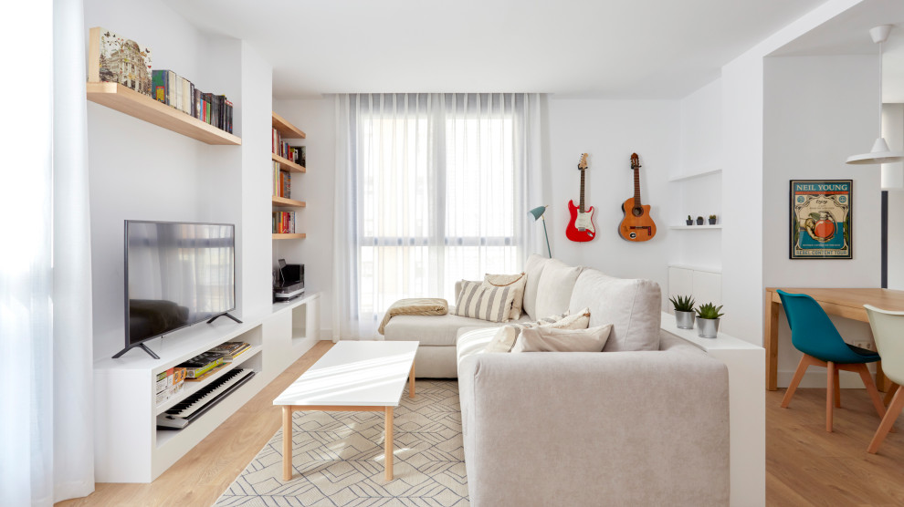 Idée de décoration pour un grand salon design ouvert avec un mur blanc, parquet clair, un téléviseur indépendant et un sol beige.