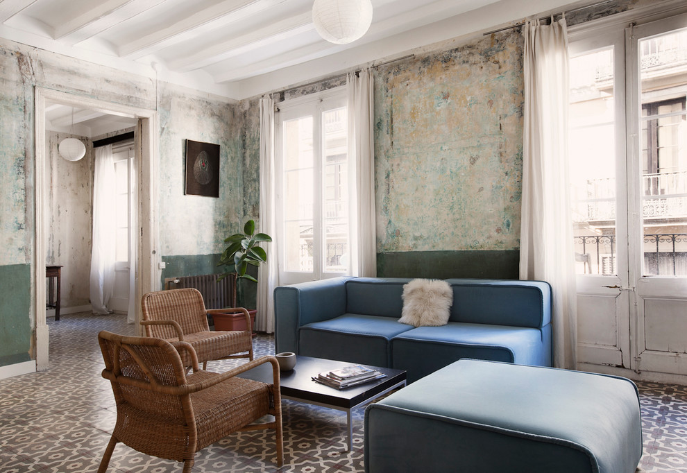 Стильный дизайн: парадная, изолированная гостиная комната среднего размера в классическом стиле с зелеными стенами и полом из керамической плитки без камина, телевизора - последний тренд