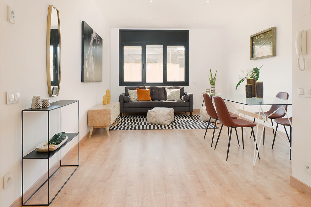 Ispirazione per un soggiorno design di medie dimensioni e aperto con pareti bianche, pavimento in legno massello medio e pavimento beige