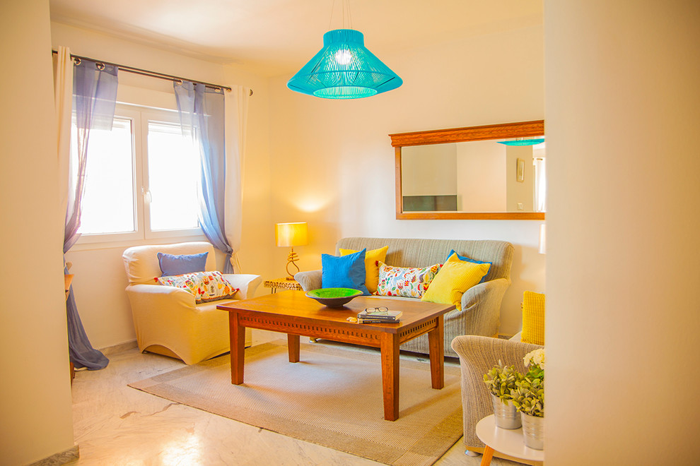 Kleines, Abgetrenntes Maritimes Wohnzimmer mit beiger Wandfarbe, Marmorboden, freistehendem TV und weißem Boden in Sonstige