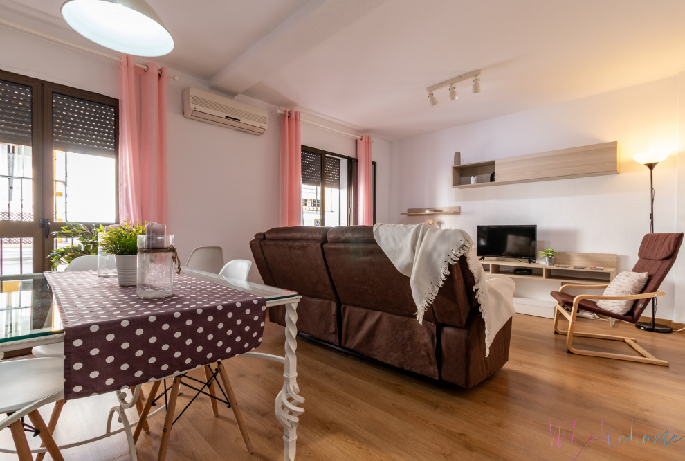 Mittelgroßes, Repräsentatives, Abgetrenntes Shabby-Style Wohnzimmer mit weißer Wandfarbe, hellem Holzboden und freistehendem TV in Sonstige