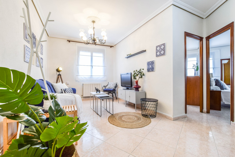 Mittelgroßes, Abgetrenntes Modernes Wohnzimmer mit weißer Wandfarbe, Keramikboden, freistehendem TV und beigem Boden in Madrid