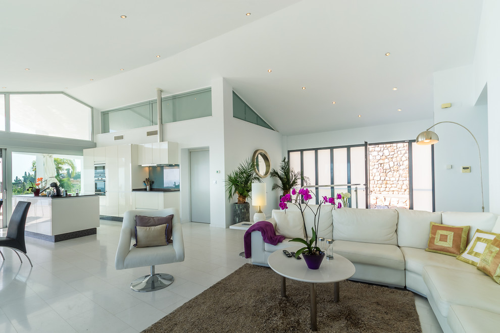 Großes Modernes Wohnzimmer im Loft-Stil mit weißer Wandfarbe, Marmorboden, freistehendem TV und weißem Boden in Sonstige