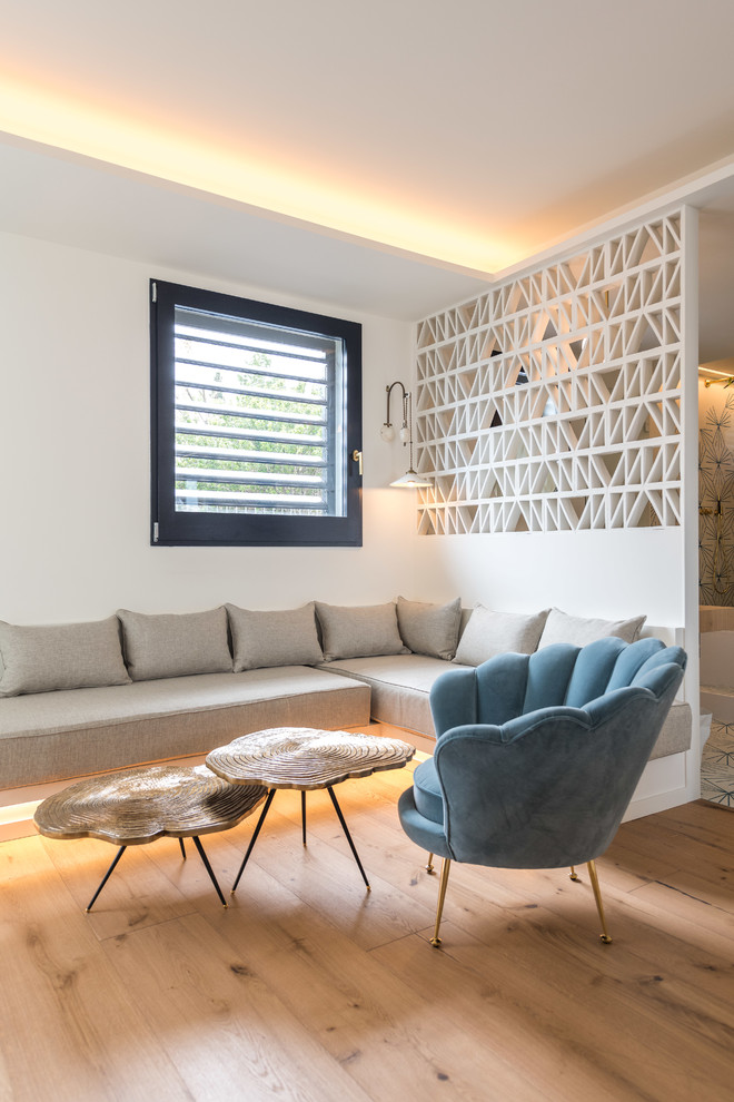 Идея дизайна: гостиная комната в современном стиле с белыми стенами, паркетным полом среднего тона и коричневым полом