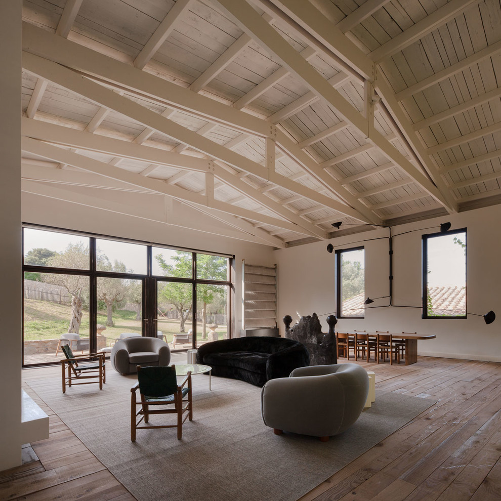 Diseño de salón para visitas abierto actual extra grande sin chimenea y televisor con paredes blancas y suelo de madera en tonos medios