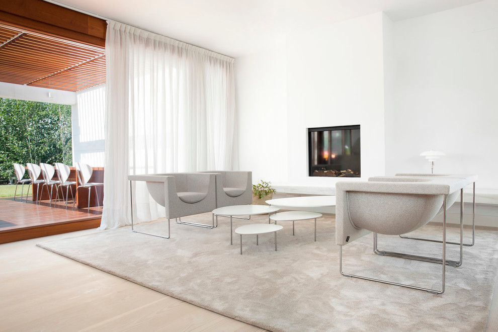 Идея дизайна: парадная, открытая гостиная комната среднего размера в современном стиле с белыми стенами, светлым паркетным полом и печью-буржуйкой без телевизора