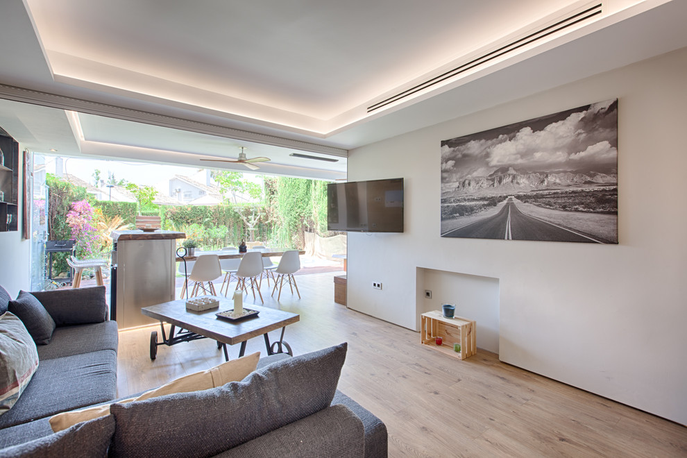 Immagine di un soggiorno minimalista di medie dimensioni e aperto con sala formale e pavimento in legno massello medio