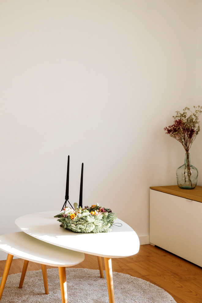 Modelo de salón abierto romántico pequeño sin televisor con paredes blancas, suelo de madera en tonos medios y suelo marrón