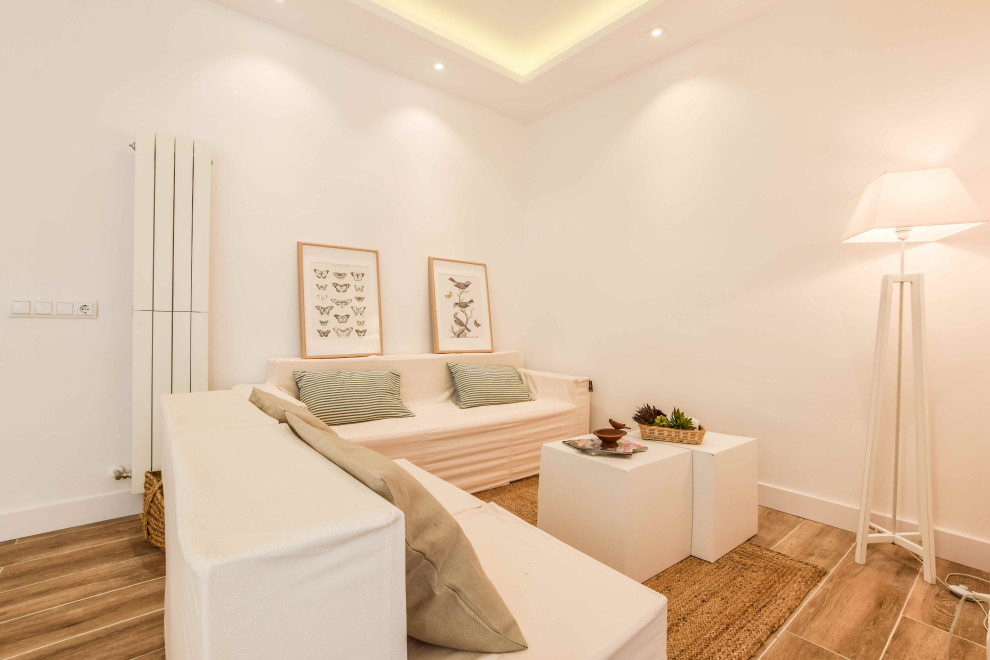 Ejemplo de salón para visitas abierto, blanco y blanco y madera moderno de tamaño medio con paredes blancas, suelo de baldosas de porcelana, televisor colgado en la pared, suelo marrón, casetón y alfombra