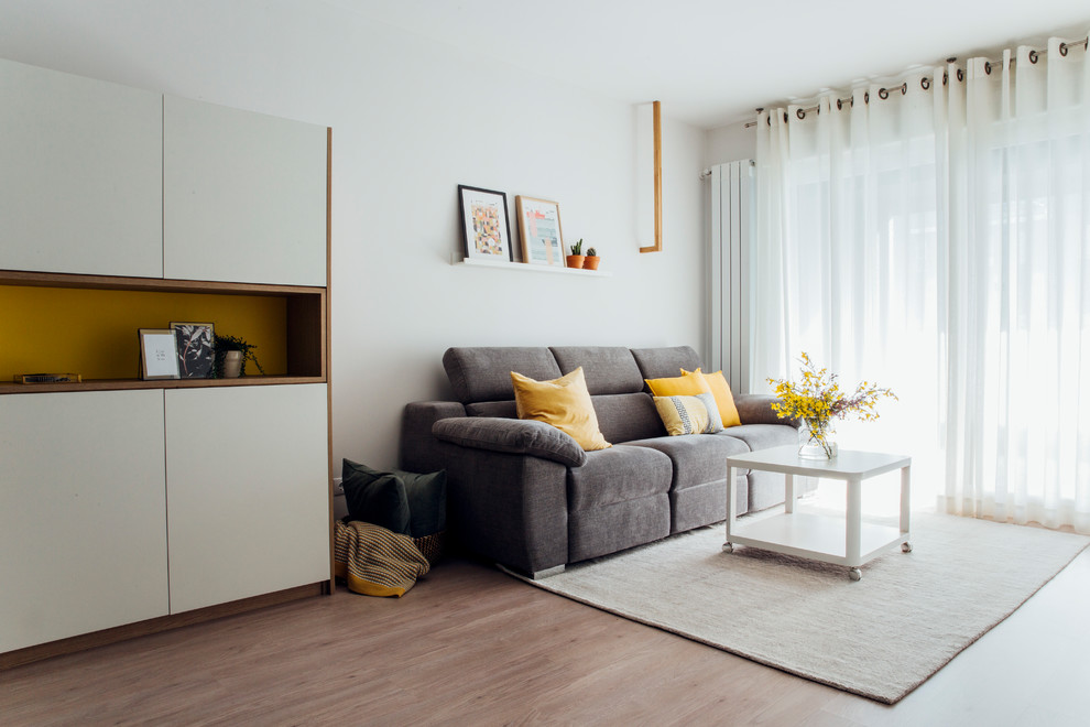 Imagen de salón para visitas abierto nórdico pequeño con paredes blancas, suelo de madera en tonos medios y suelo marrón
