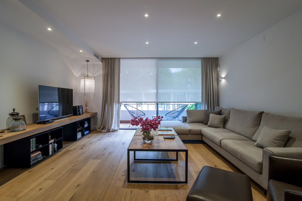 Idéer för ett stort klassiskt separat vardagsrum, med ett finrum, vita väggar, ljust trägolv och en fristående TV