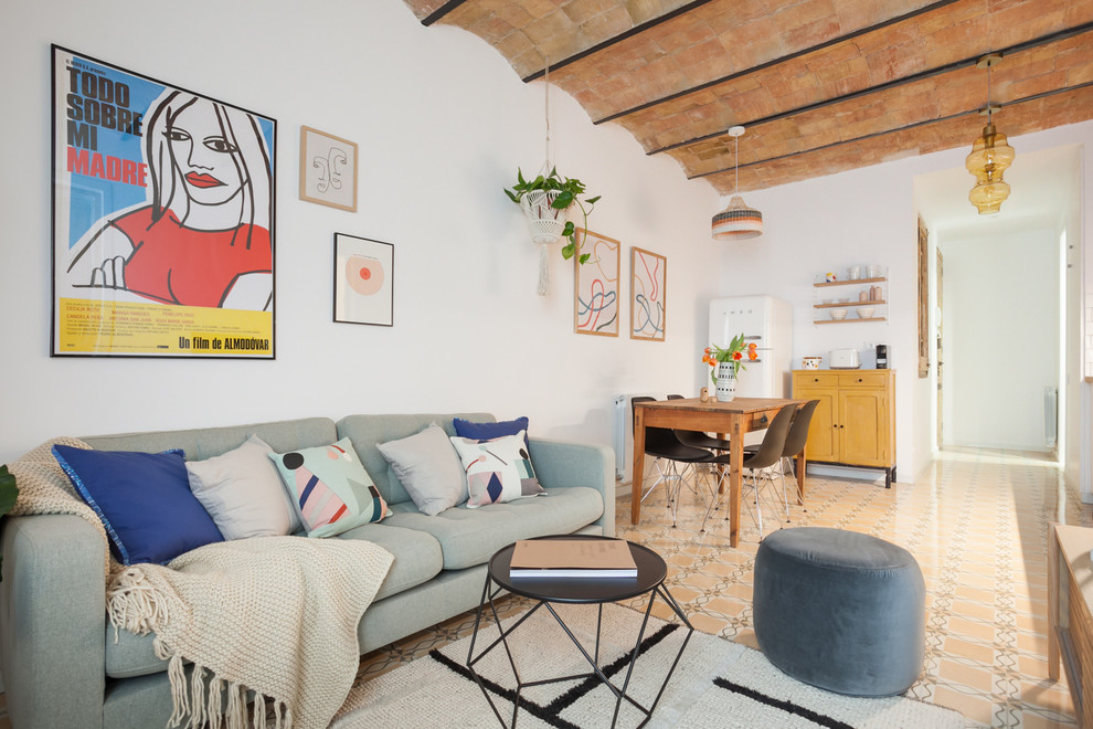 Foto di un piccolo soggiorno mediterraneo aperto con pareti bianche e TV a parete