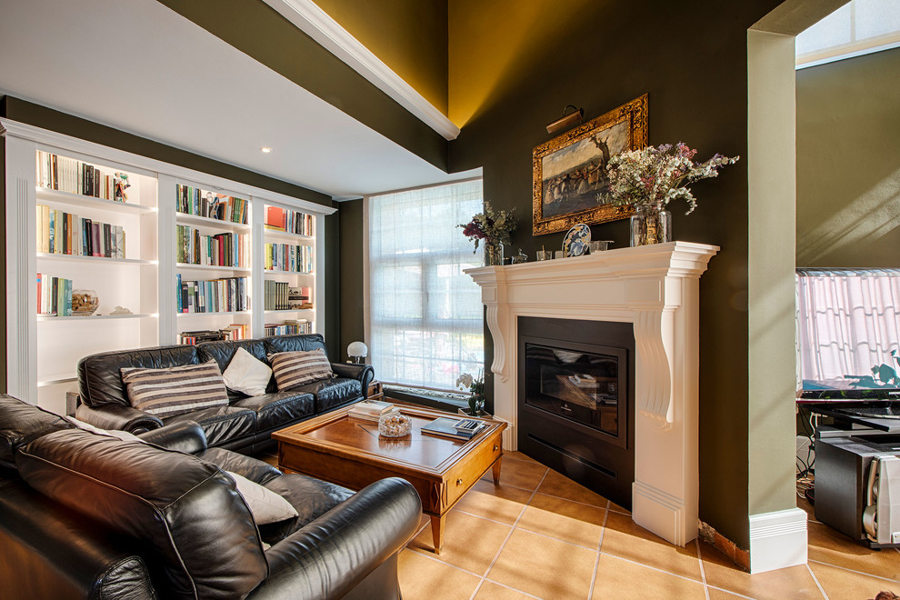 Стильный дизайн: парадная гостиная комната в стиле неоклассика (современная классика) с зелеными стенами, полом из терракотовой плитки и коричневым полом - последний тренд