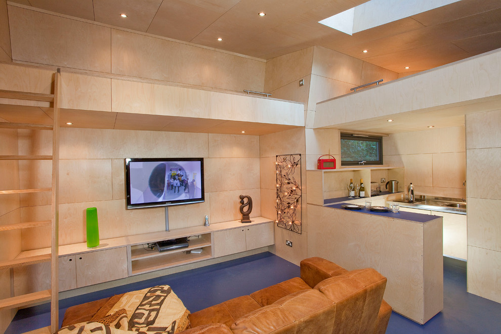 Imagen de salón para visitas tipo loft clásico renovado de tamaño medio sin chimenea con paredes beige y televisor colgado en la pared