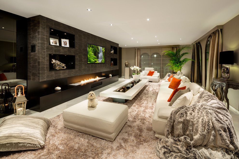 Foto di un ampio soggiorno chic aperto con sala formale, pareti beige e TV a parete