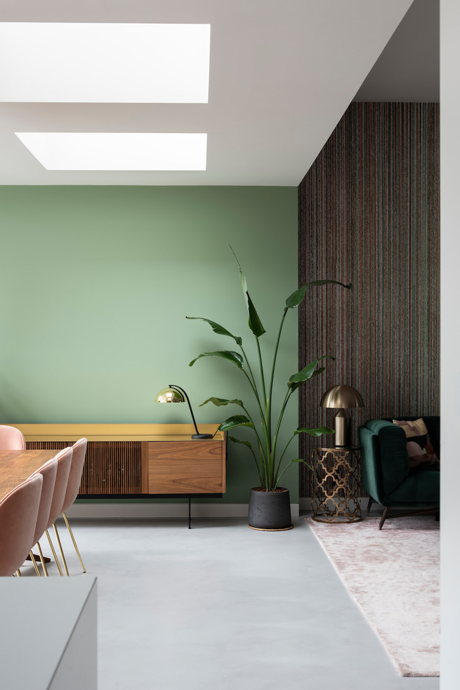 Идея дизайна: парадная, открытая гостиная комната среднего размера в стиле фьюжн с зелеными стенами, бетонным полом и серым полом без телевизора