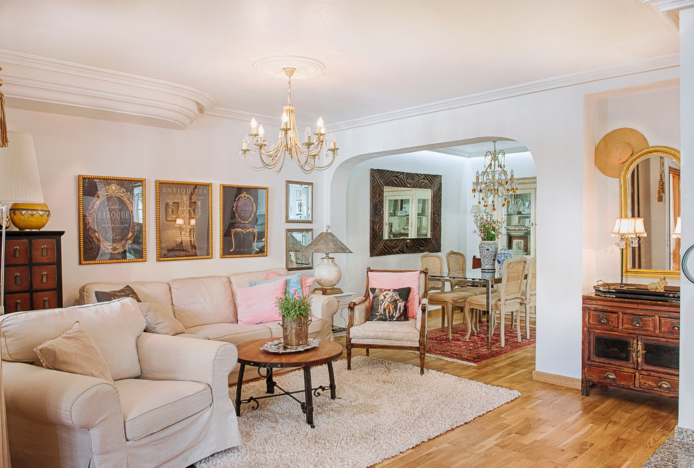 Foto de salón para visitas cerrado clásico de tamaño medio sin chimenea y televisor con paredes blancas y suelo de madera en tonos medios