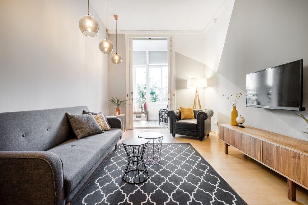 Esempio di un soggiorno minimal di medie dimensioni e chiuso con pavimento in laminato, TV a parete, sala formale, pareti grigie e pavimento beige