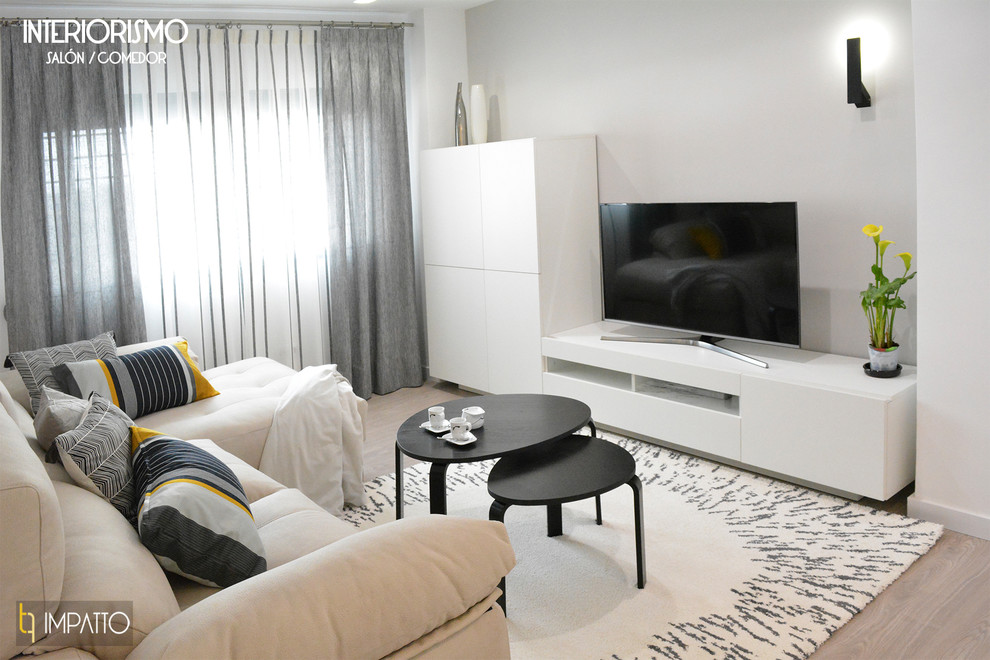Diseño de salón actual con suelo laminado y televisor independiente