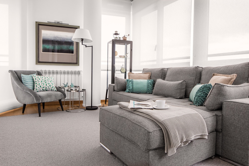 Idee per un piccolo soggiorno boho chic aperto con pareti bianche, parquet chiaro, TV autoportante e pavimento marrone
